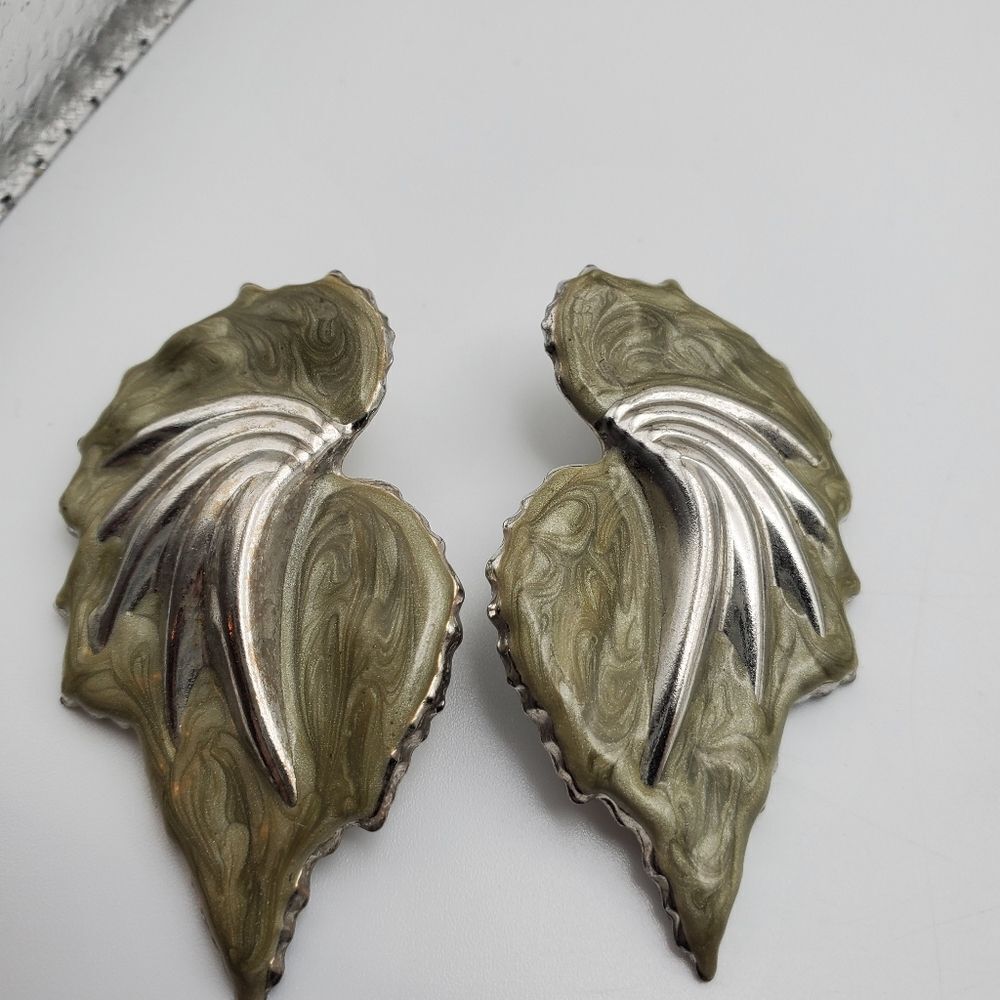Green ivy color melt‎ leaf vintage earrings